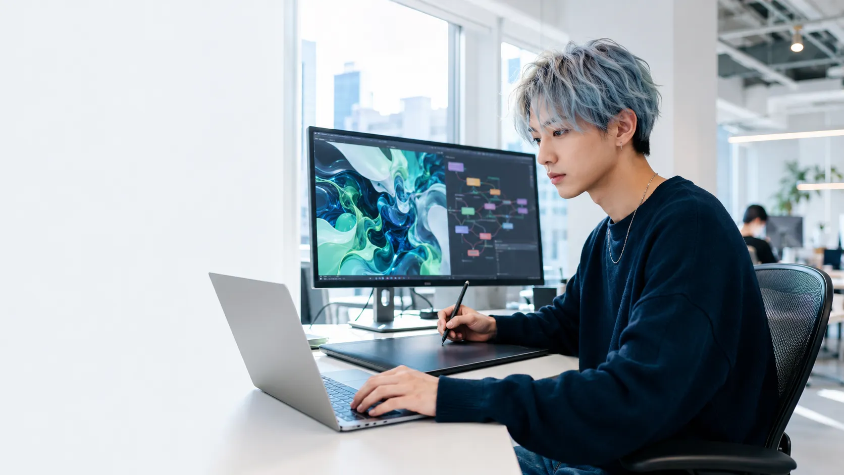 PCでAIクリエイティブを制作する若いAIクリエイター